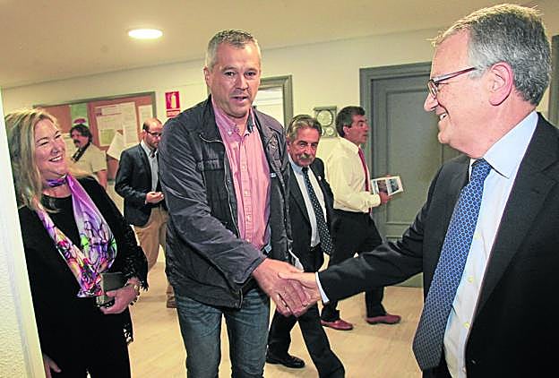 Javier Camino saluda a Manuel Gutiérrez en presencia de Belén Ceballos y Miguel Ángel Revilla. 