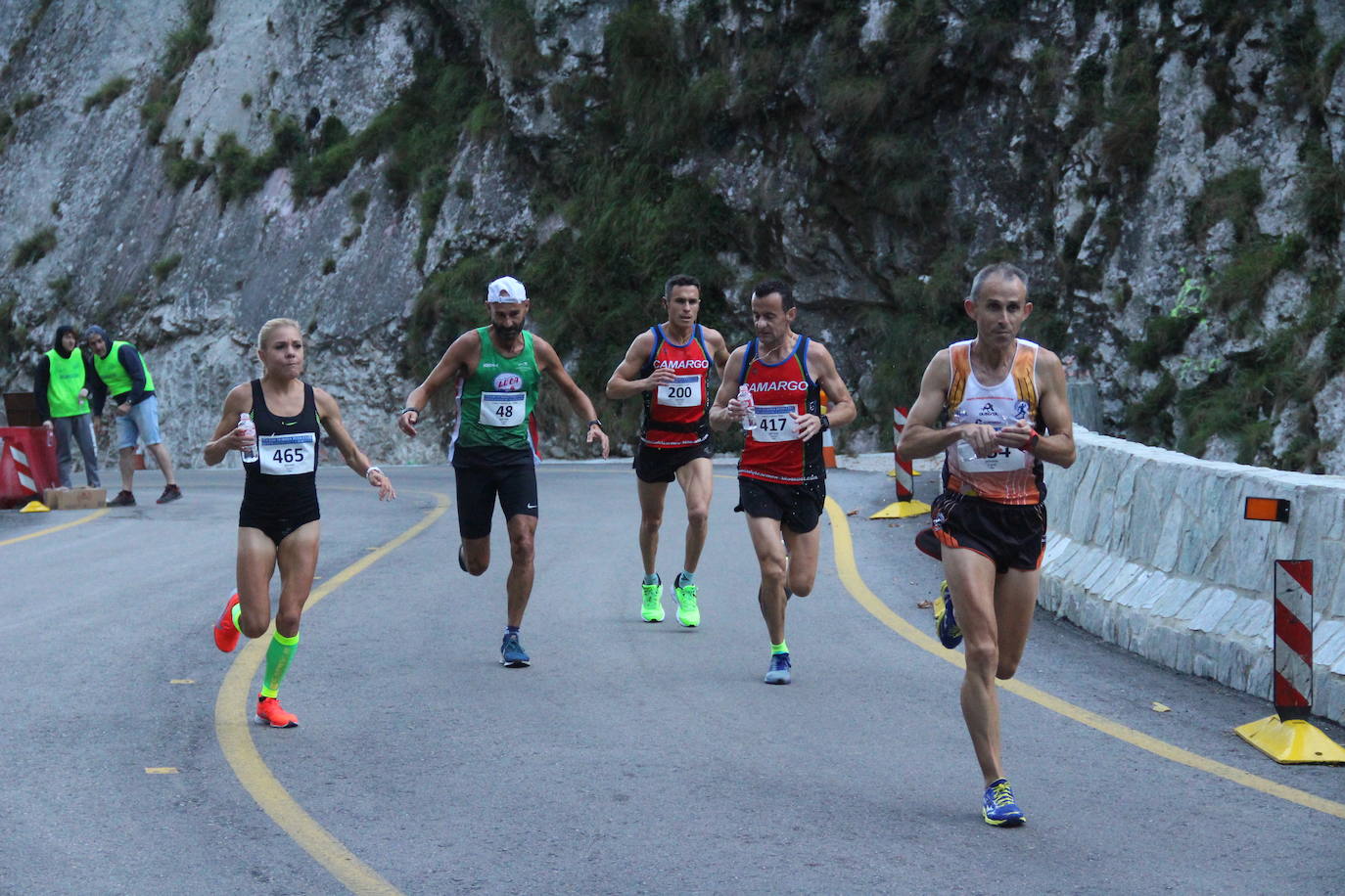 Mónica Gutiérrez recoge agua en el primer avituallamiento cuando ya era la primera fémina en carrera