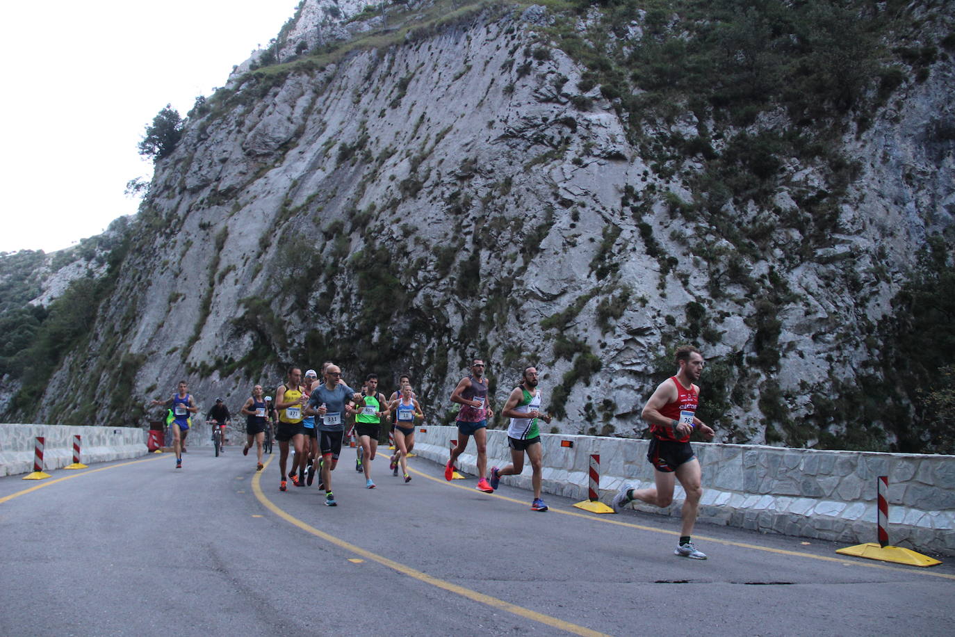 Grupo de corredores en un tramo del desfiladero de la Hermida