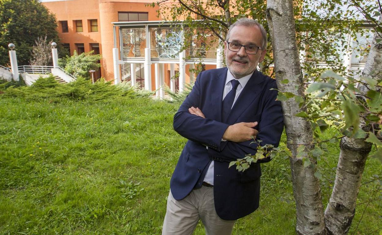 El rector de la Universidad de Cantabria, Ángel Pazos, en el campus de Santander, antes de realizarse la entrevista. 