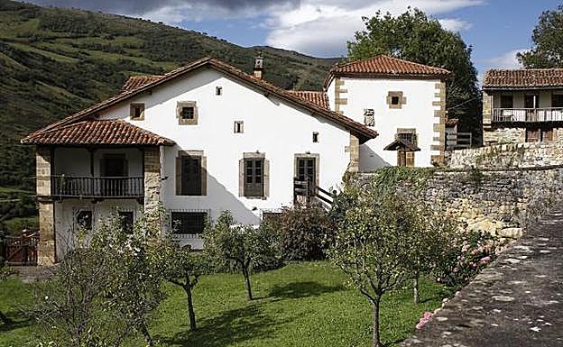 Vista exterior de la Casona de Tudanca, una joya del patrimonio cultural de la comunidad.