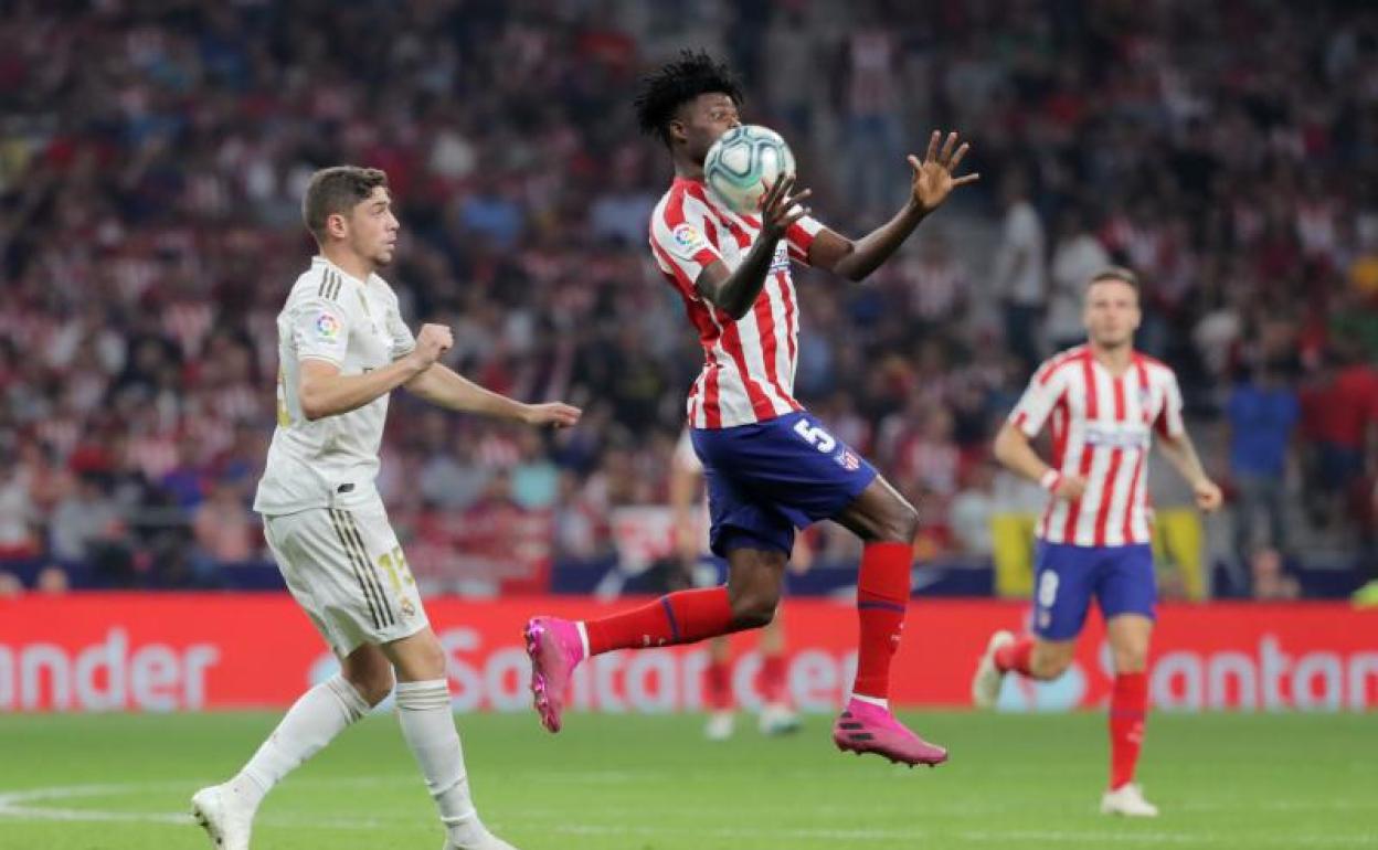 Thomas Partey controla un balón ante la presión de Fede Valverde.