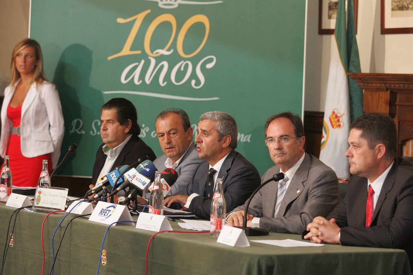 2006. Presentación del Campeonato de España de Tenis, en La Magdalena. En la imgen, Fernando Bolívar, presidente del Club de Tenis; el consejero Francisco Javier López Marcano; el concejal de Deportes, José Manuel Riancho; el director técnico de la Federación Española de Tenis; y Josè Fernández, presidente de la Federación Cántabra.