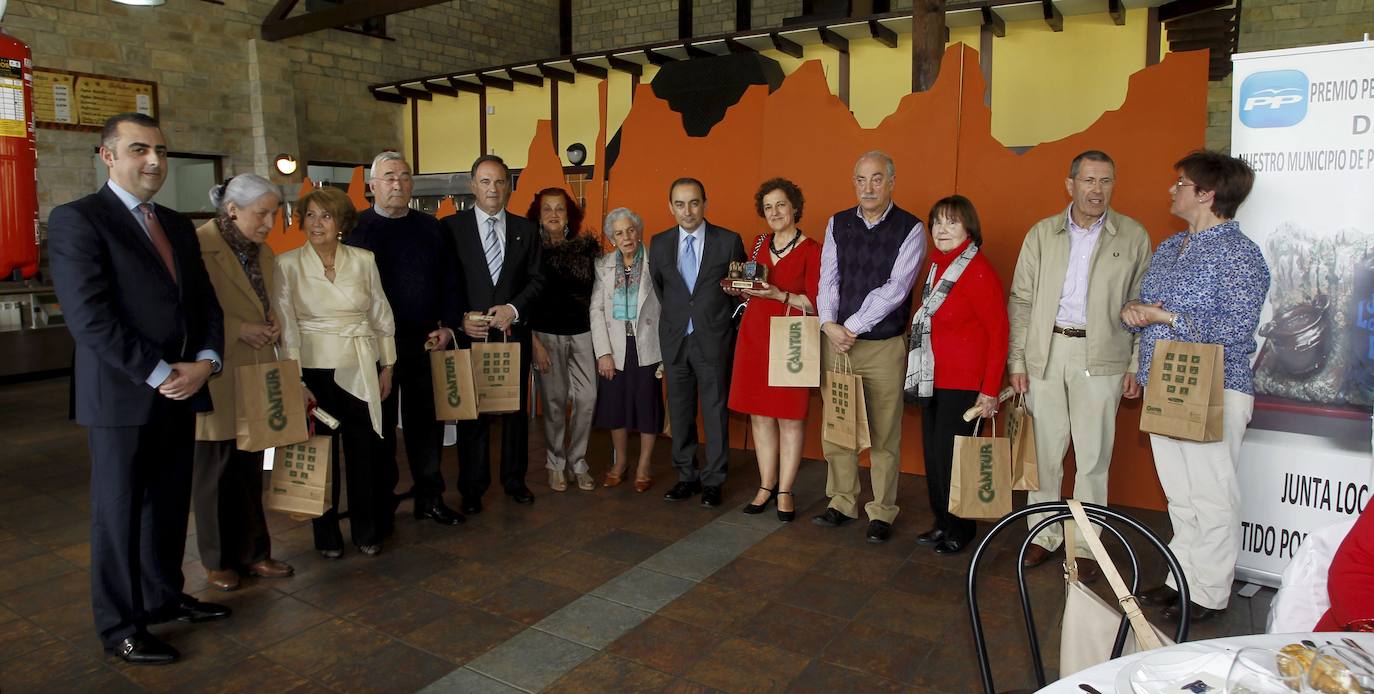 2014. Premio 'Personas Relevantes del Municipio de Penagos'. Roberto Media, Paquita Peña, Pilar Calderón, Florentino Cuesta, José Manuel Riancho, Reyes Maza, Purificación del Prado, Miguel Angel Serna, Carmen Canales, Luis Delgado, Carmen Oria, Roque Bulnes y Flor Rodríguez.