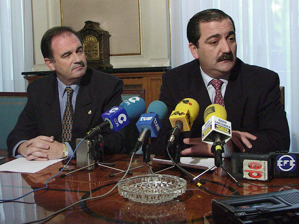 1999. De izq. a dcha, José Manuel Riancho, concejal de la Policía de Santander y el alcalde, Gonzalo Piñeiro.