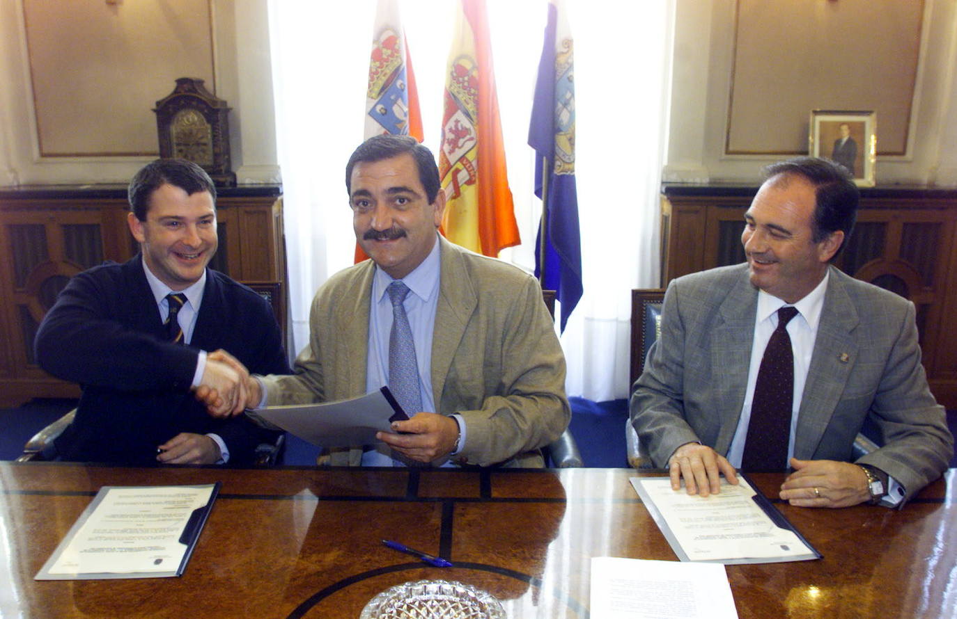 2002. Presentación del Concurso Internacional de Hípica de La Magdalena. De izq. a dcha, Alvaro Arrieta, director de área deportiva ecuestre de Octagón Esedos; Gonzalo Piñeiro, alcalde y el concejal, José Manuel Riancho.