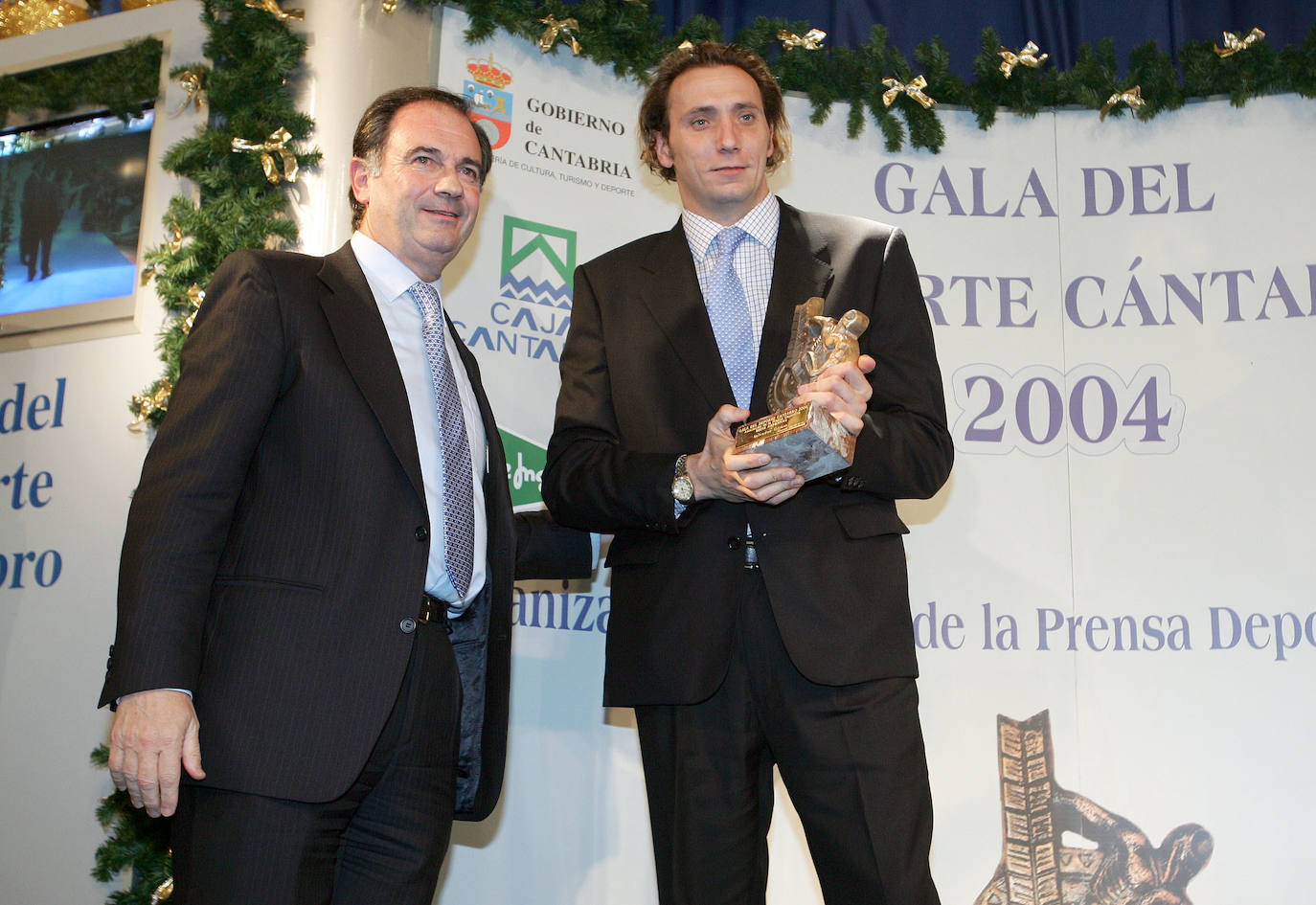 Gala del Deporte 2004. Salvador Gómez recibe el trofeo de manos del concejal José Manuel Riancho.