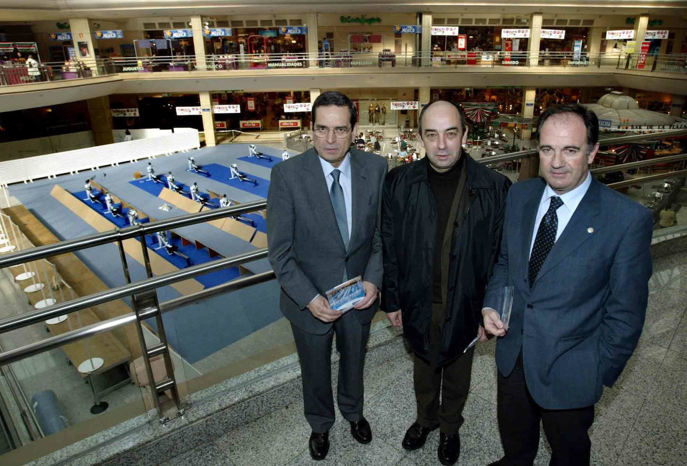 2005. Presentación del III Campeonato Regional de Remo Ergómetro, que se celebrará en El Corte Inglés. Eduardo Zaldívar, Fernando Castro y José Manuel Riancho.