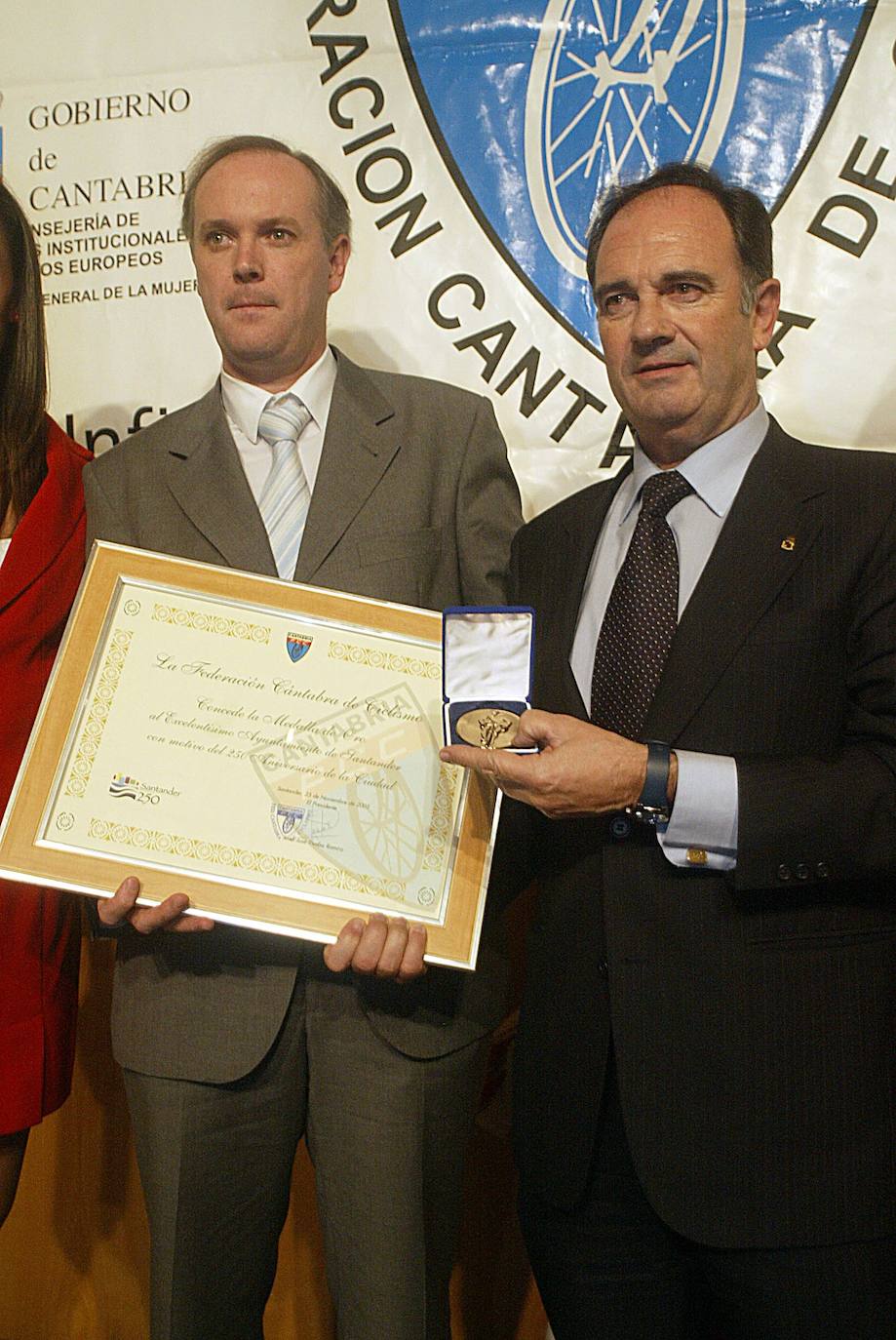 Gala del Ciclismo Cántabro 2005. Juanjo Trueba entrega la medalla de oro de la Federación de Ciclismo al concejal José Manuel Riancho.