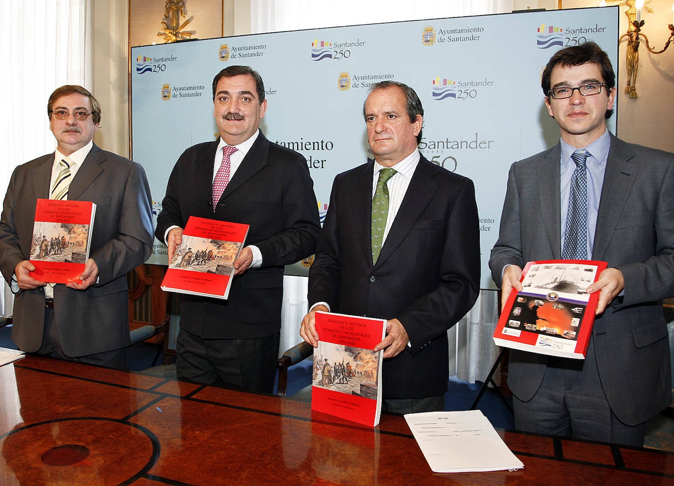 2006. Presentación del libro 'Génesis e historia de los bomberos municipales de Santander 1535-2005'.