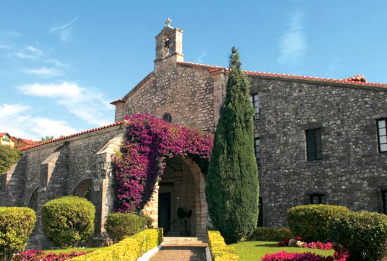 Imagen secundaria 1 - Capiteles de la iglesia de Santa María de los Ángeles, Capilla de la Virgen de la Barquera y Torre de la iglesia de Santa Maria de los Ángeles