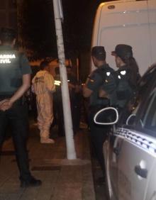 Imagen secundaria 2 - la comitiva judicial saliendo de la vivienda de la detenida y del hombre asesinado.