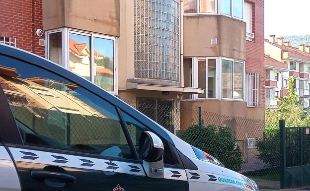 Un coche de la Guardia Civil, esta mañana en las inmediaciones de la casa de la detenida.