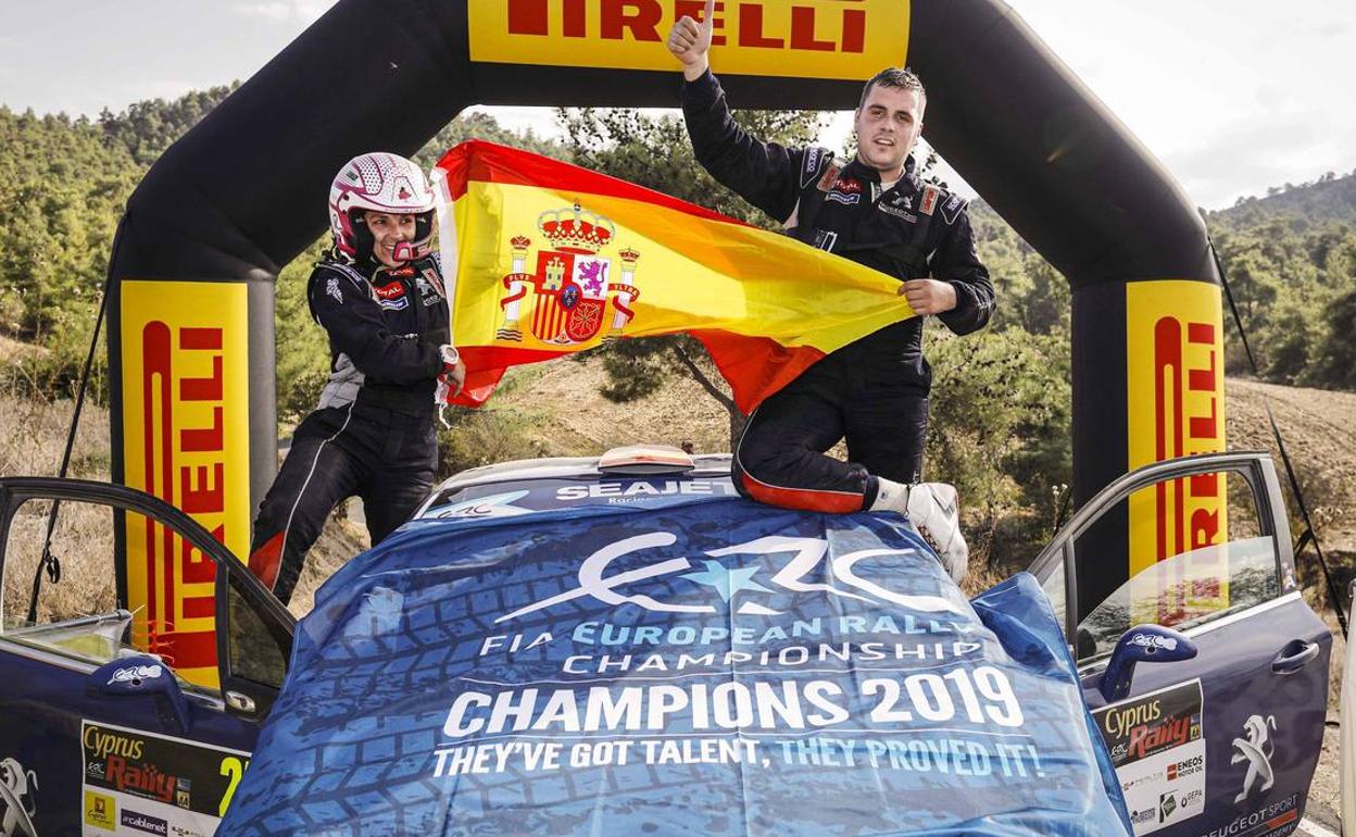 Sara Fernández y Efrén Llarena festejan el título al final de la prueba. 