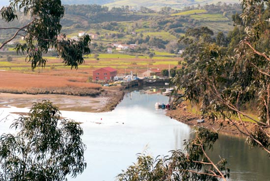 Vista de la ría de Tina Mayor.