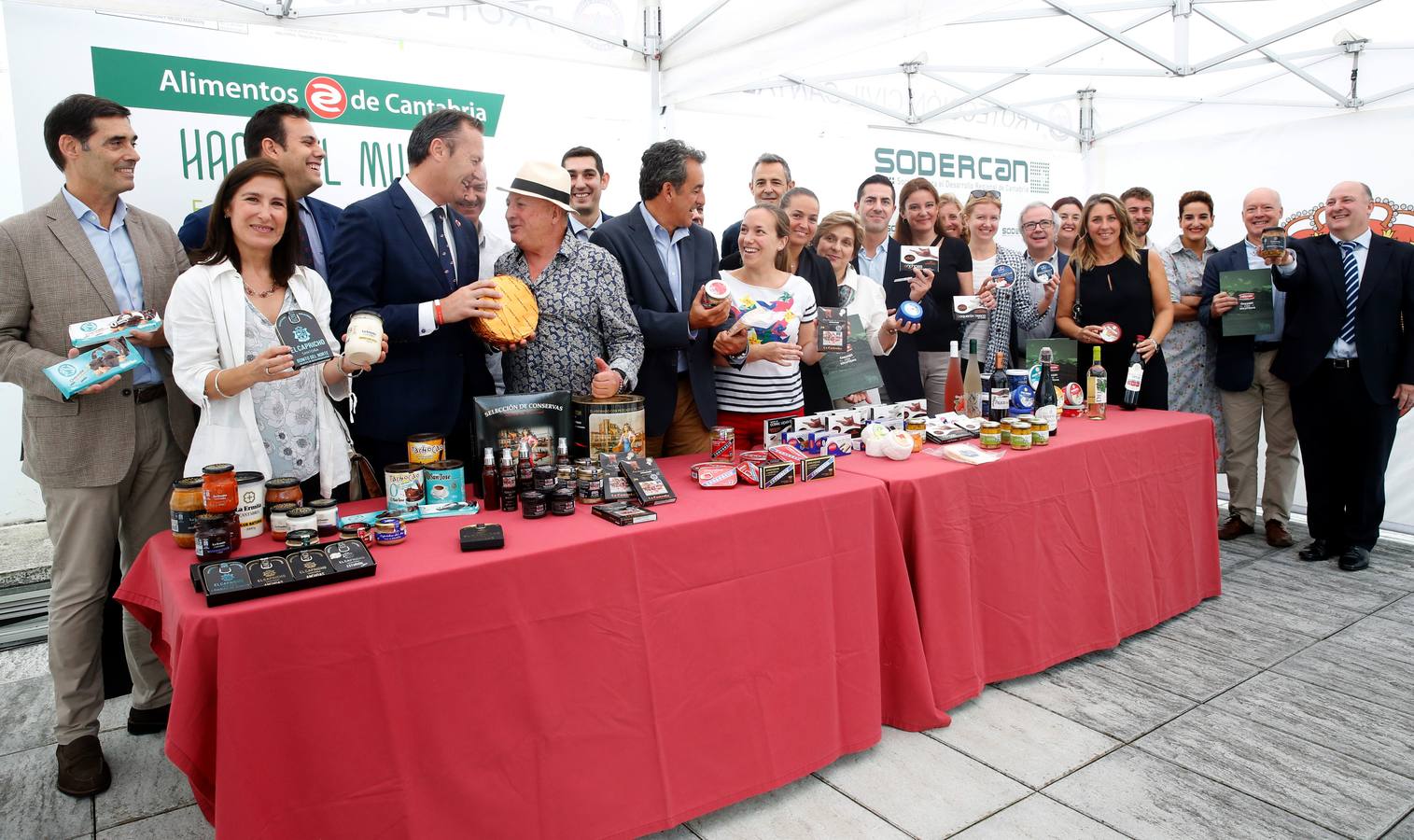 Las empresas cántabras que participarán en la Feria son las conserveras Castreña, Consorcio Español Conservero, Arlequín, OCOEX de Martínez Nantes y Pujado Solano; Quesería La Fuente; Quesos Río Deva; Bodegas Igarmi; Javier Campoo, y el consorcio de exportación Santander Fine Food, que está integrado por La Ermita, Horno San José, Caprichos del Mar, Casa Campo, Campooberry y Conservas El Capricho.