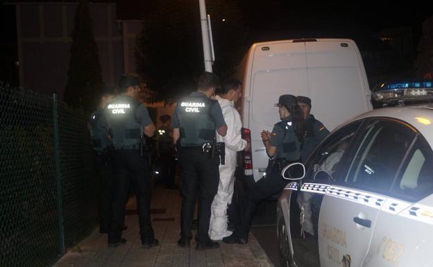 Imagen. Inspección de la vivienda por parte de agentes de Criminalística, ayer por la noche.