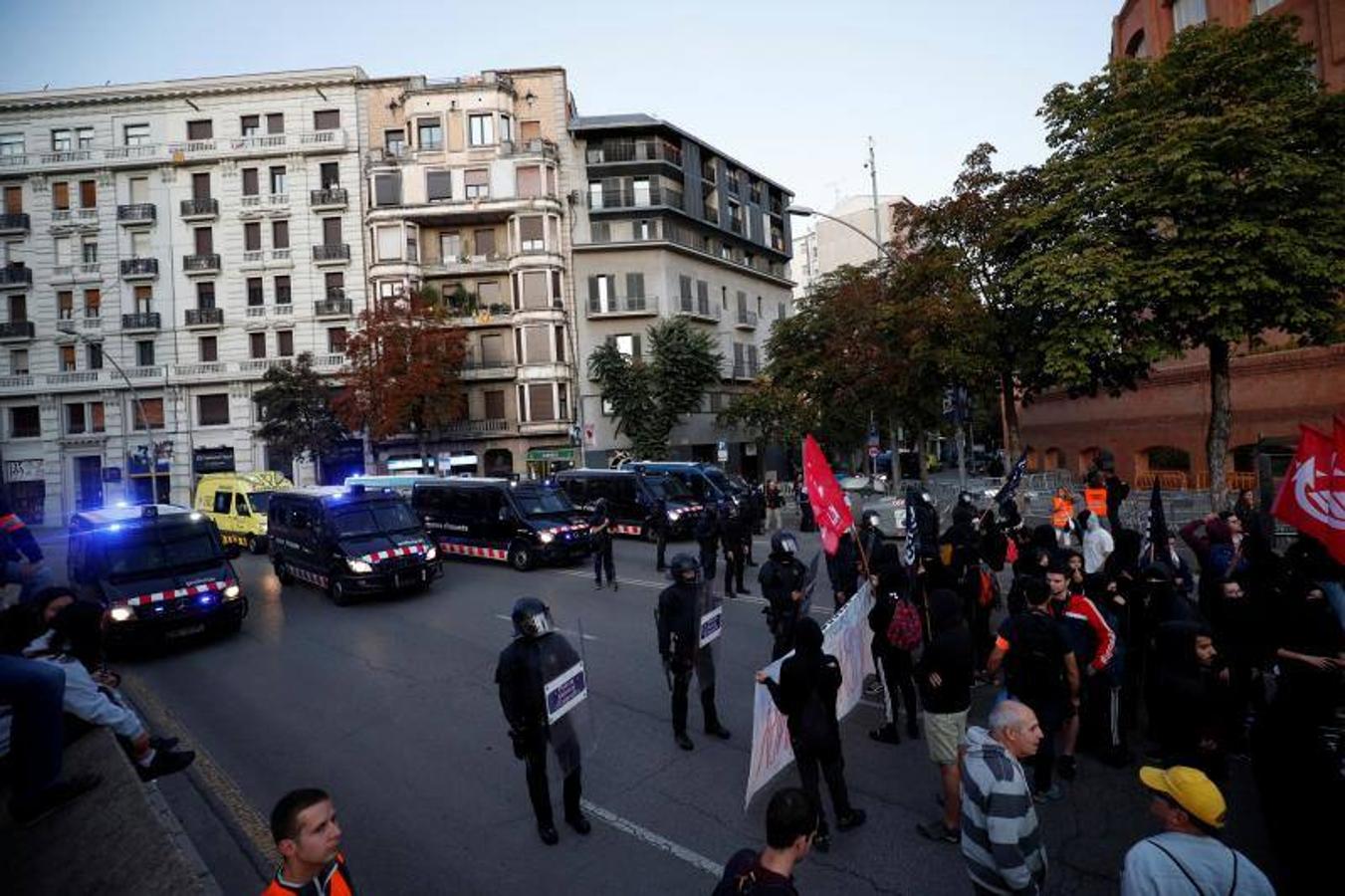 Independentistas se congregan en las calle de Girona. 