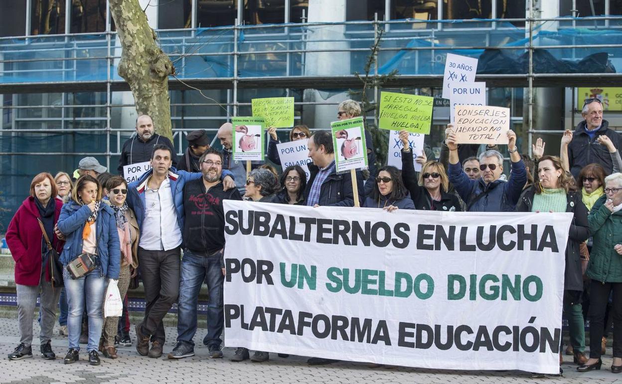 Imagen de la concentración realizada por los subalternos ante la Consejería de Educación el pasado mes de febrero