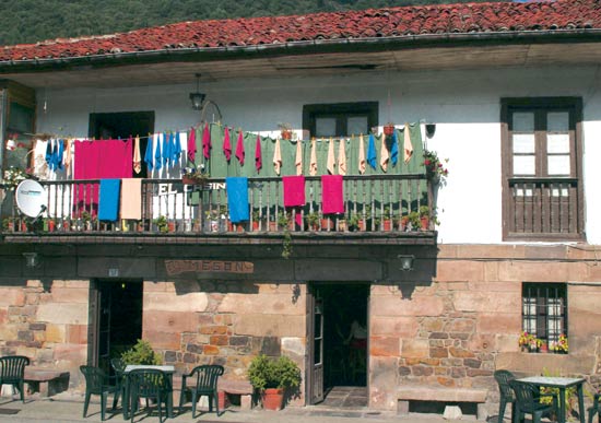 Imagen secundaria 1 - Torre de Abajo, en el barrio Las Cuevas de Roiz. Vivienda popular, en Treceño. Palacio de Sánchez de Movellán, en Roiz.