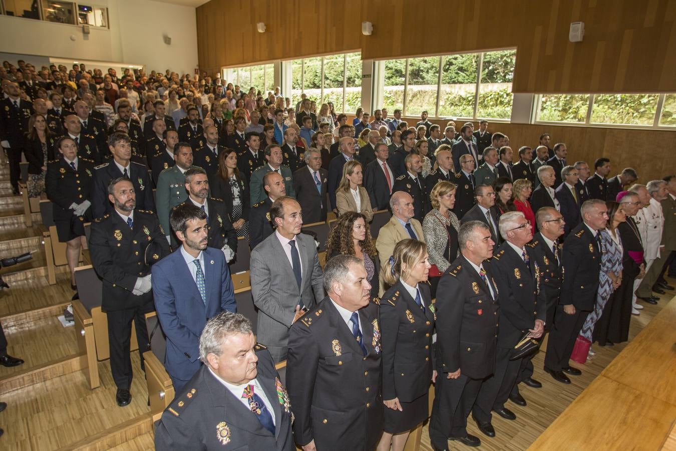 La Jefatura Superior de Policía aprovechó la celebración de los Santos Ángeles Custodios para entregar 21 distinciones a quienes, por sus méritos, se han hecho acreedores al reconocimiento público