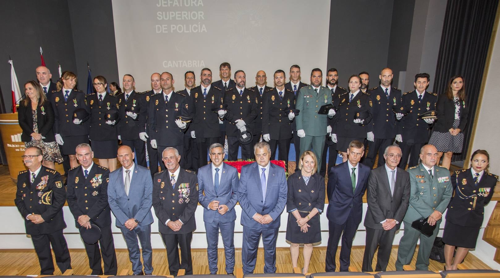 La Jefatura Superior de Policía aprovechó la celebración de los Santos Ángeles Custodios para entregar 21 distinciones a quienes, por sus méritos, se han hecho acreedores al reconocimiento público