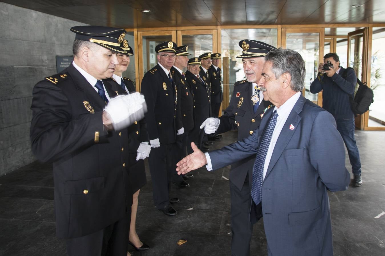 La Jefatura Superior de Policía aprovechó la celebración de los Santos Ángeles Custodios para entregar 21 distinciones a quienes, por sus méritos, se han hecho acreedores al reconocimiento público