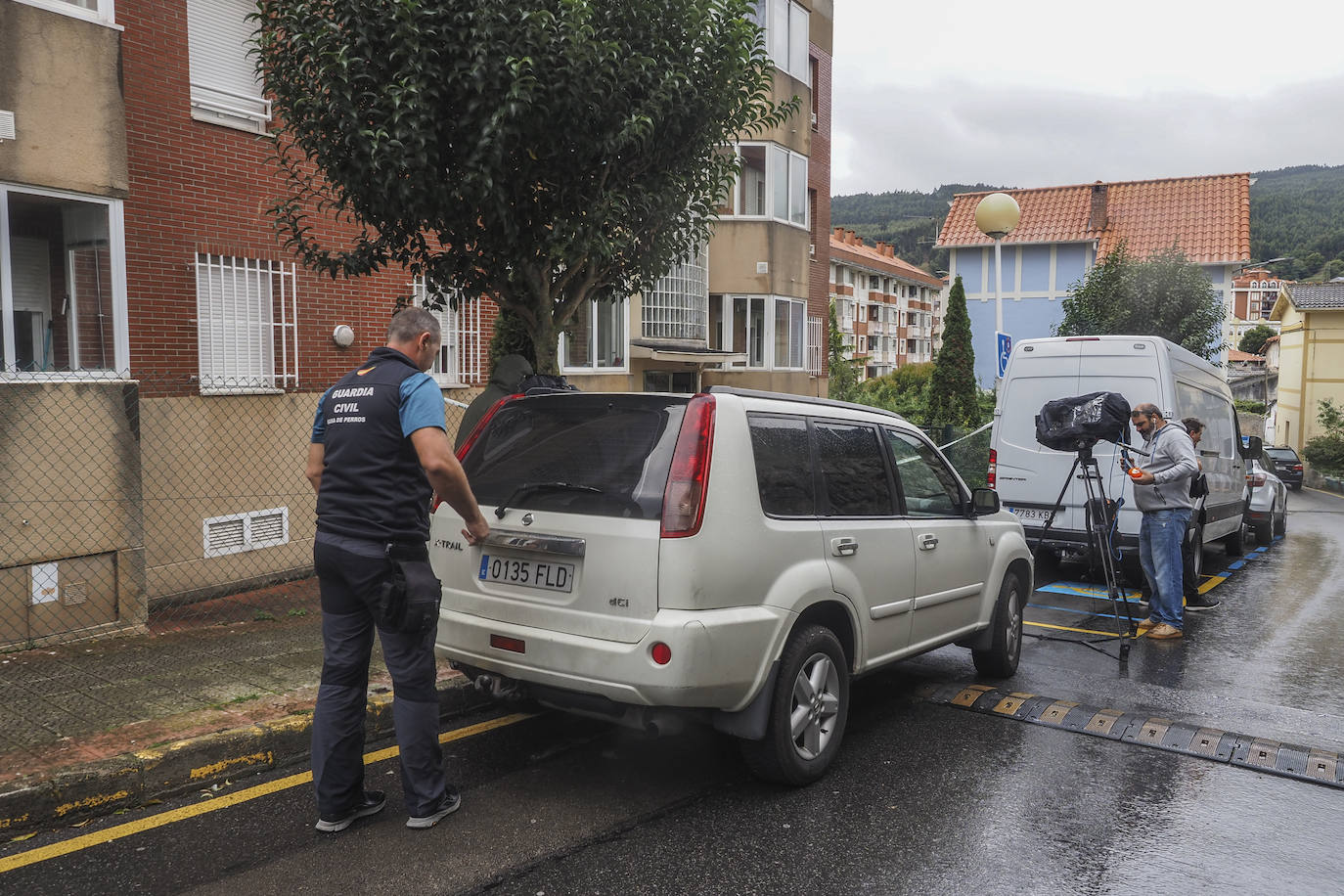 Inspección milimétrica en el tercer día de trabajos de la Científica en el  piso del hombre decapitado en Castro | El Diario Montañes