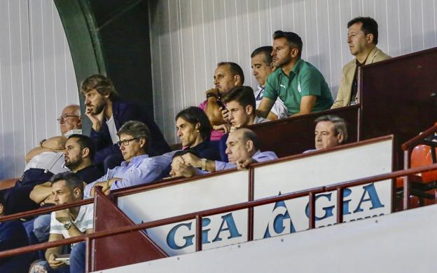 Exiliado. Iván Ania, sancionado, tuvo que ver el partido en el palco junto a Chuti Molina.