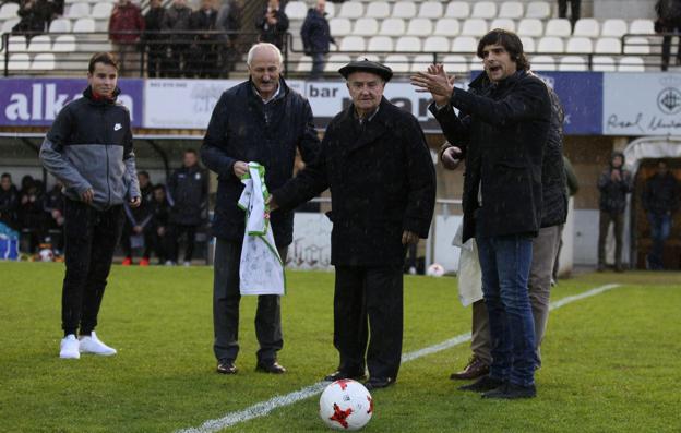 Echeveste, junto a Tuto Sañudo y sus familiares, en el homenaje que recibió antes del Real Unión-Racing de diciembre de 2017.