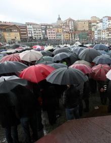 Imagen secundaria 2 - Arriba, la tripulación del barco. Familiares de los secuestrados. Abajo, concentración en Bermeo.