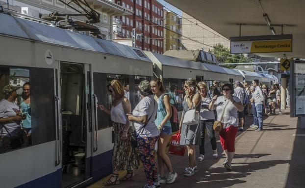 Pasajeros en la estación de Feve en Torrelavega durante una de las jornadas de huelga de este verano. 