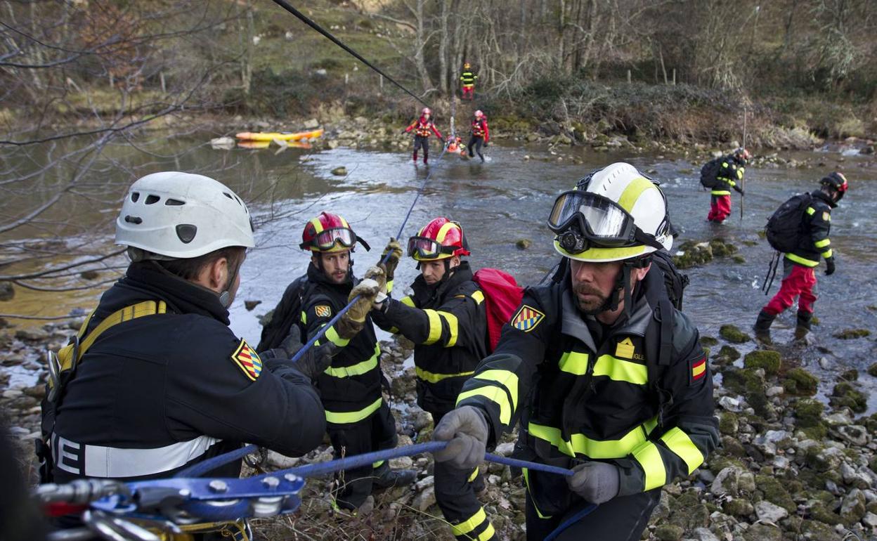 Imagen de archivo de unas maniobras del Ejército en el pantano del Ebro, en el invierno de 2016.