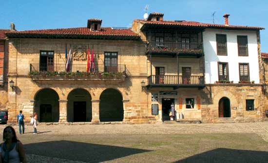 Imagen principal - Ayuntamiento de Santillana, en la Plaza de Ramón Pelayo o del Mercado. Casas del Águila y de la Parra. Vista de la Torre de Don Borja.