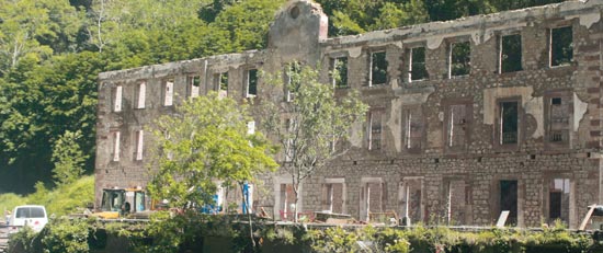 Balneario de Peñarrubia, ubicado en pleno desfiladero de La Hermida.