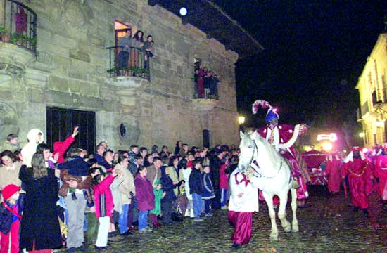 Cabalgata de Reyes, en el núcleo de Santillana.