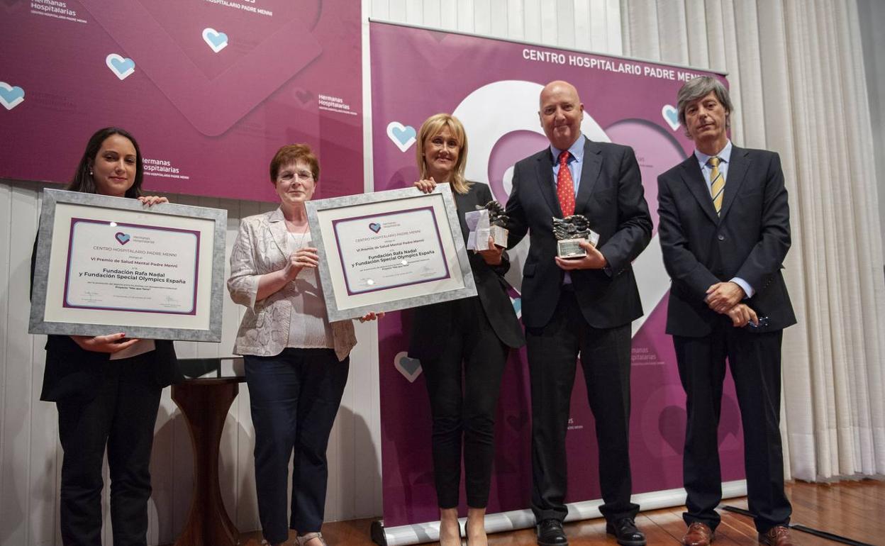 Ana María Parera, madre de Rafa Nadal y presidenta de su fundación y Enric Blesa, director de la organización Special Olympics España recogen los premios de manos de los responsables del Centro Hospitalario Padre Menni.