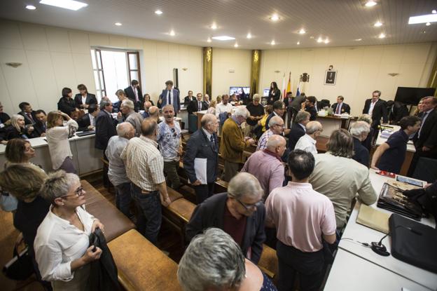 Los acusados del 'caso La Loma' abandonan la sala donde se celebrará el juicio después de que la Audiencia suspendiera la vista. 