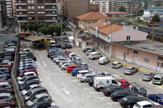 Vista general de la actual estación de Feve y el aparcamiento en superficie, junto a las vías del tren. 