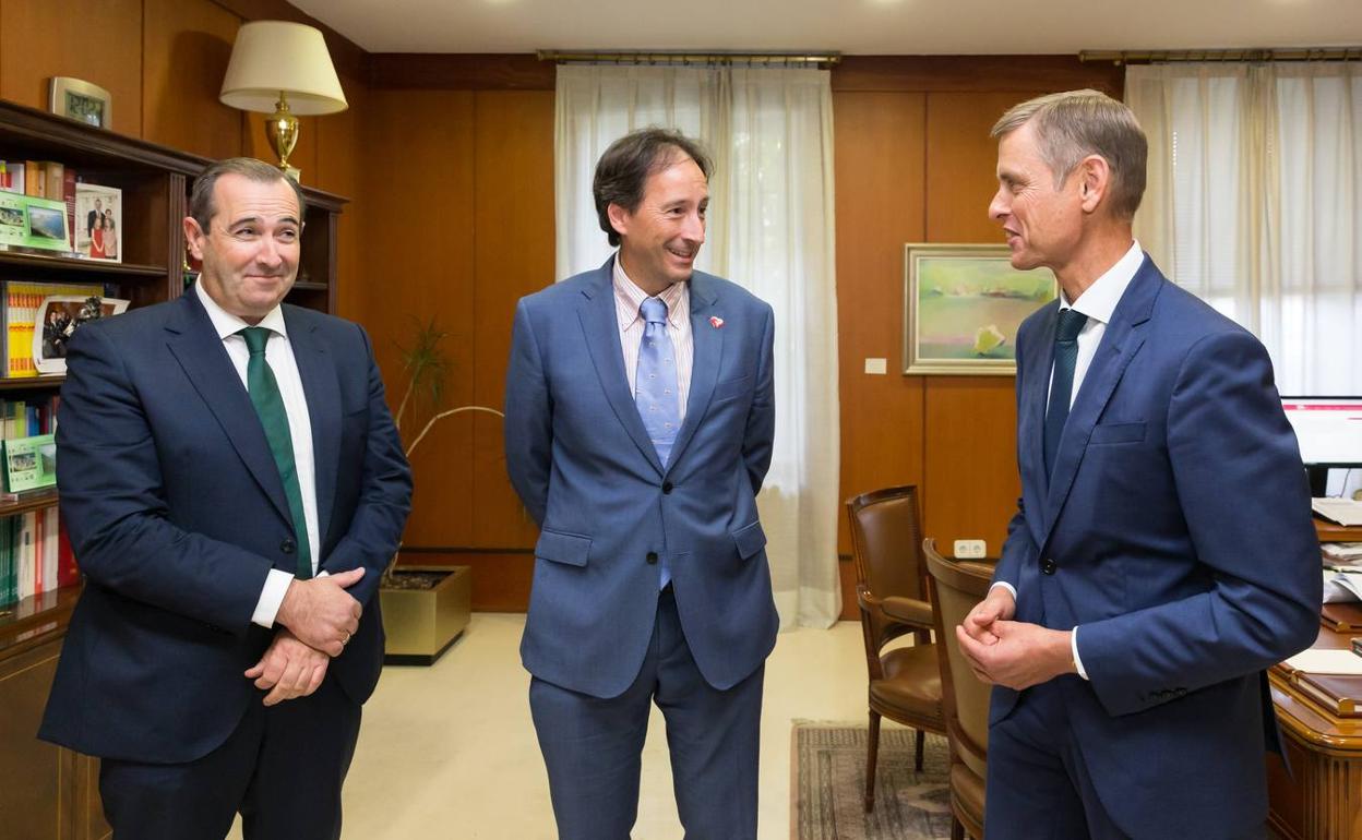 El consejero, en el centro, se ha reunido hoy con el presidente del TSJC (derecha) 