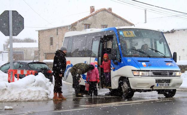 El Gobierno empleará el transporte escolar para ampliar la cobertura de viajeros en las zonas rurales