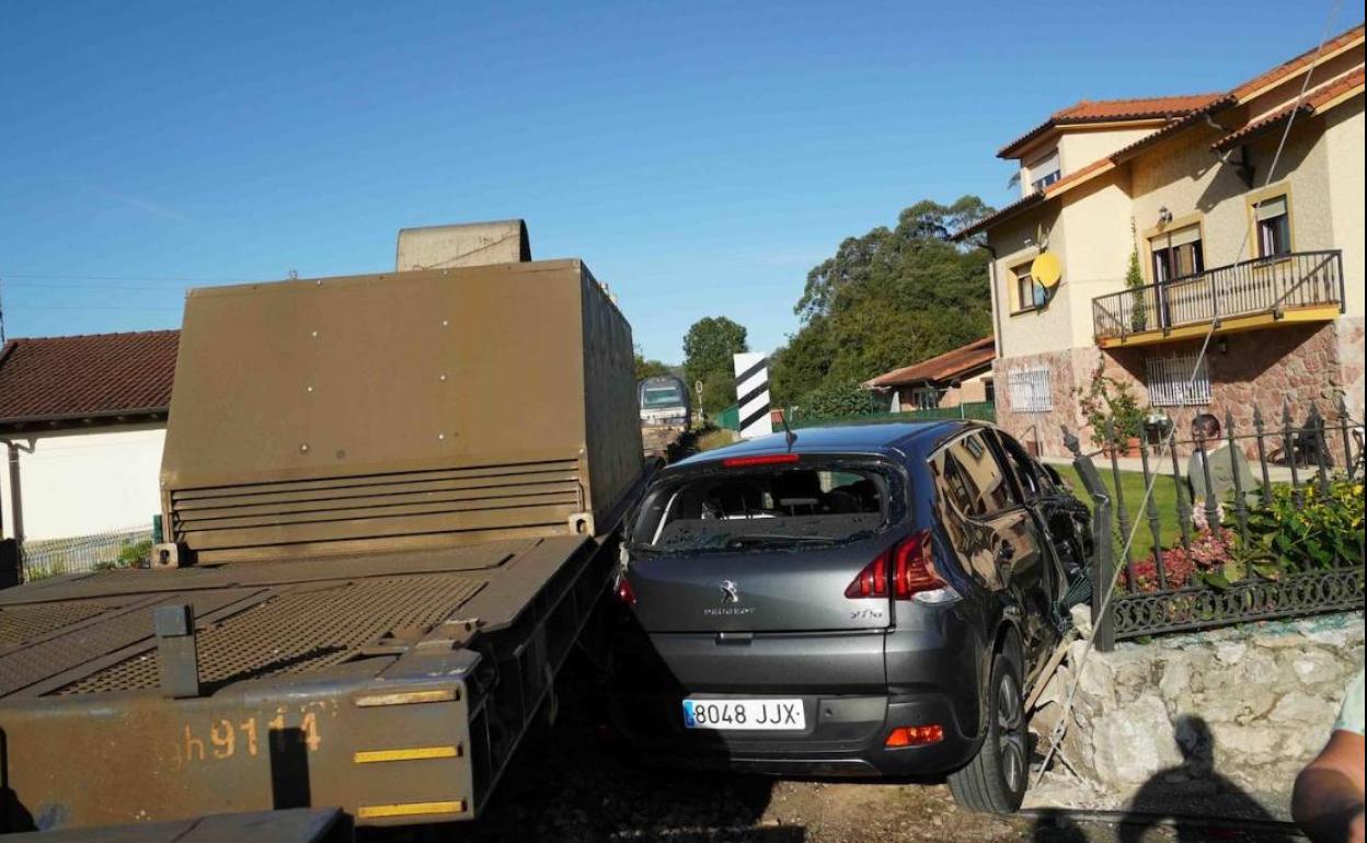 El vehículo ha quedado empotrado en el muro de una casa particular.