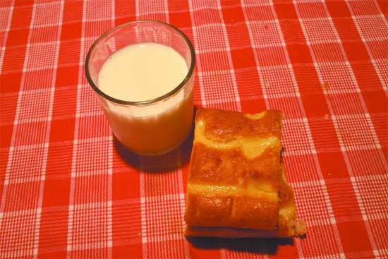 La leche es uno de los alimentos tradicionales más importantes del municipio. Para acompañar, tableta, un bizcocho casero.