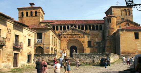 Imagen secundaria 1 - Vista de la colegiata de Santa Juliana y la Plaza de las Arenas. En primer término, el museo del escultor Jesús Otero. Vista frontal de la colegiata. Friso superior en la portada principal de la colegiata 