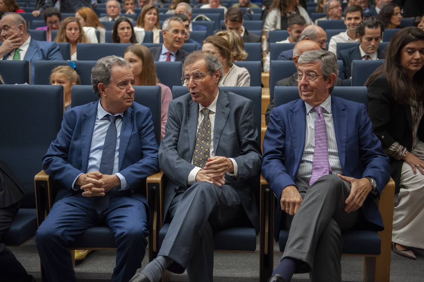 El rector de Uneatlántico entrega la medalla a Manuel Ángel Castañeda.