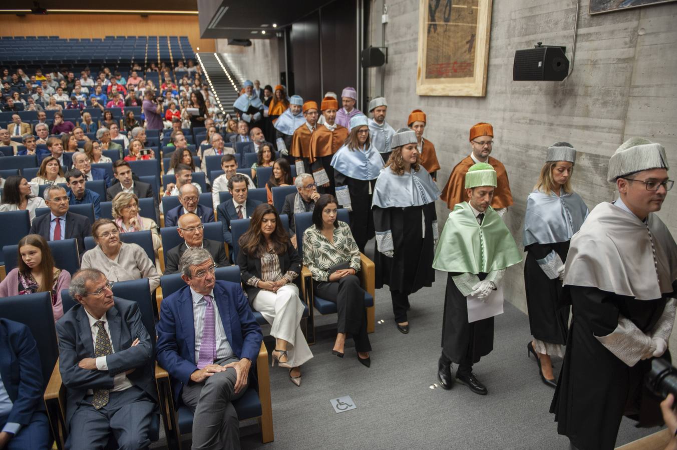 El rector de Uneatlántico entrega la medalla a Manuel Ángel Castañeda.