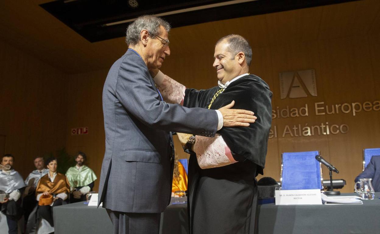 El rector de la Uneatlántico, Rubén Calderón, entrega la medalla a Manuel Ángel Castañeda