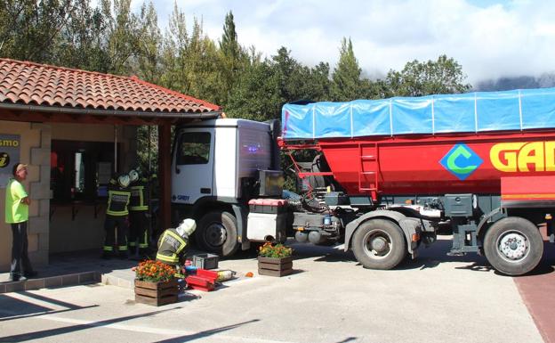 Los bomberos apuntalan el tejado de la oficina de turismo antes de retirar el camión.