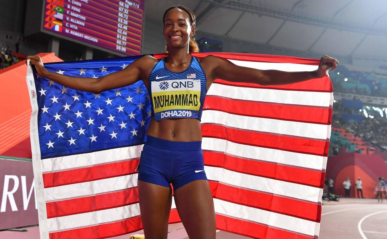 Dalilah Muhammad, con la bandera estadounidense.