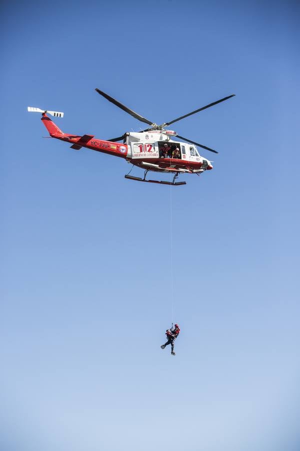 Fotos: Simulacro de rescate de personas con discapacidad en el pantano del Ebro